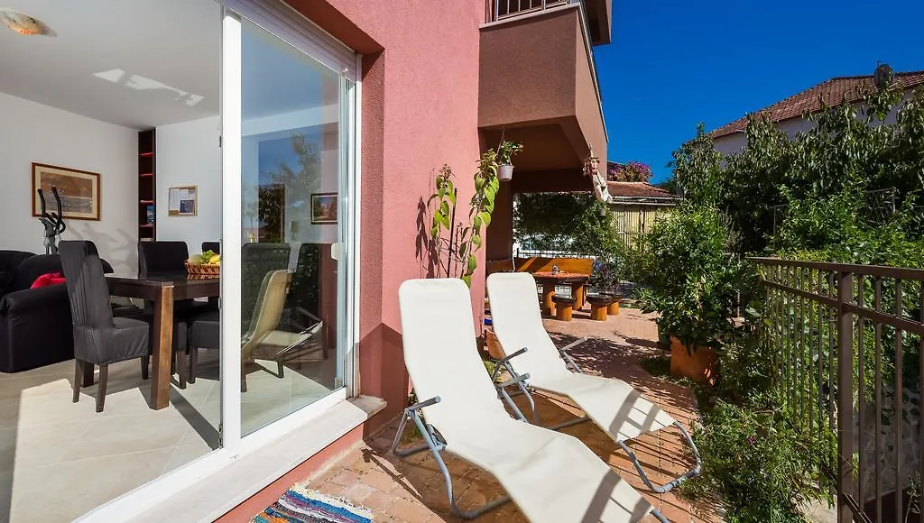 Laura Apartment Trogir 0*,